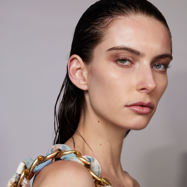 Balmain 4 مستحضرات تجدينها داخل حقيبتي - الصورة من عرض