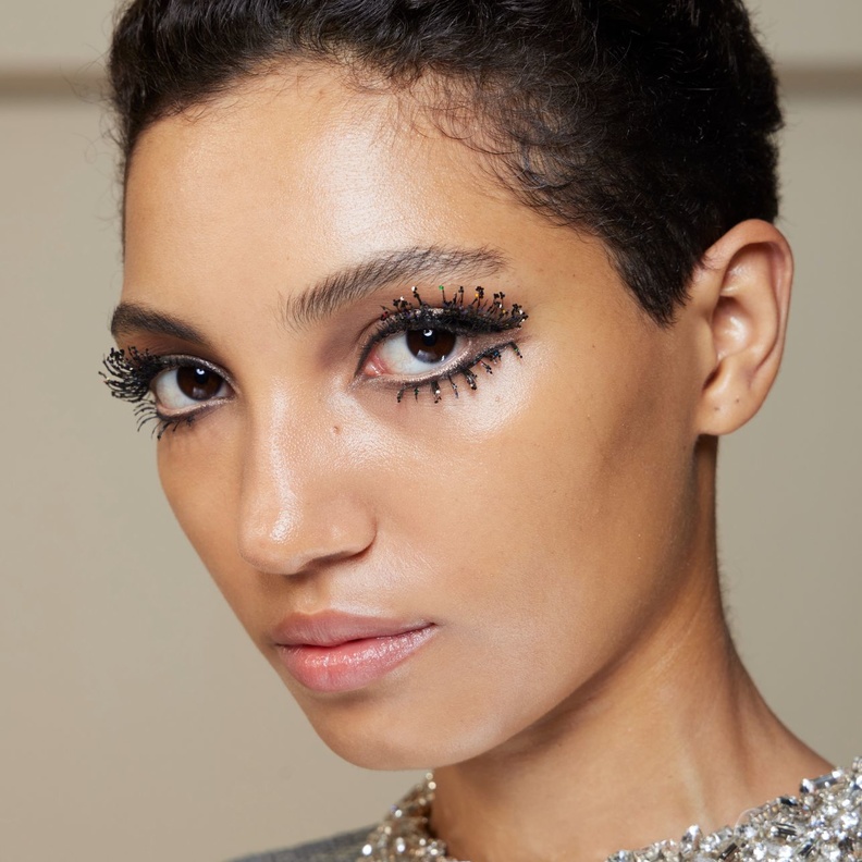 رسمات المكياج البني مع الماسكارا من دار Giambattista Valli (1)