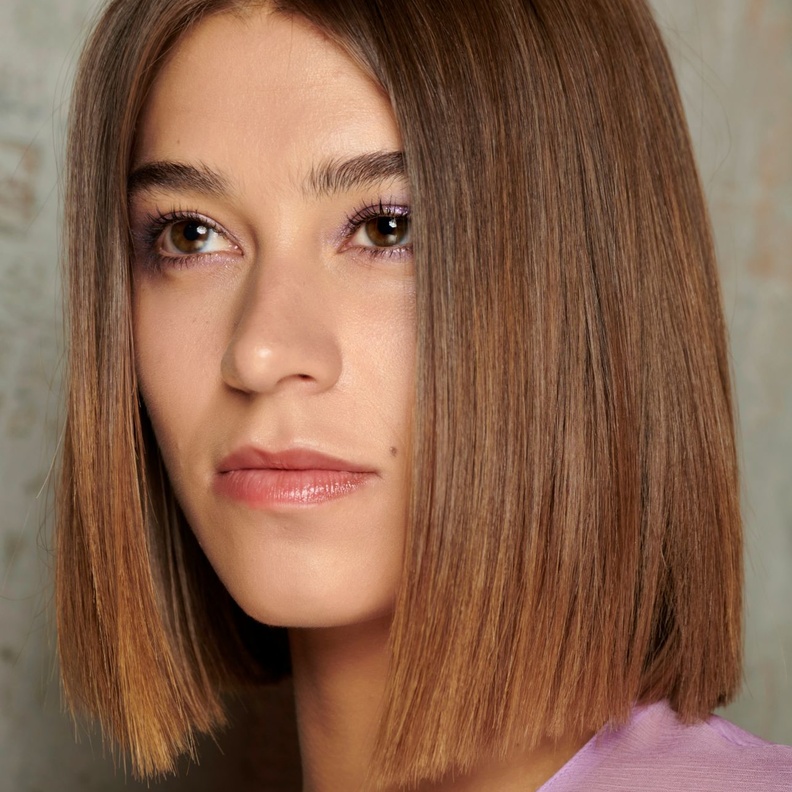 شعرك مالس؟ فاستغلي نعومته خلال سفرك هذا الصيف بالطرق التالية