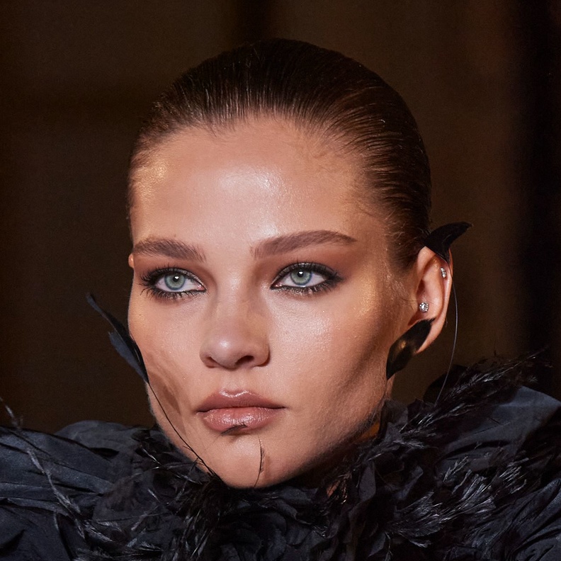 أبرز رسمات المكياج في اليوم الثالث من أسبوع الهوت كوتور الباريسي... إليك تفاصيل تطبيقها