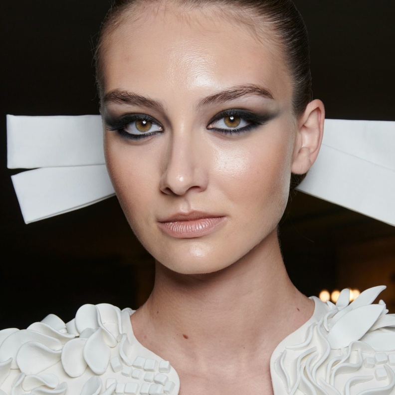 مكياج عيون سموكي وقوي من وحي دار Stéphane Rolland