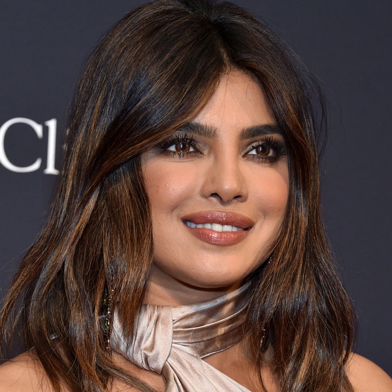 الأناقة في السفر: مكياج مستوحى من نجمات العالم للمرأة الأربعينية