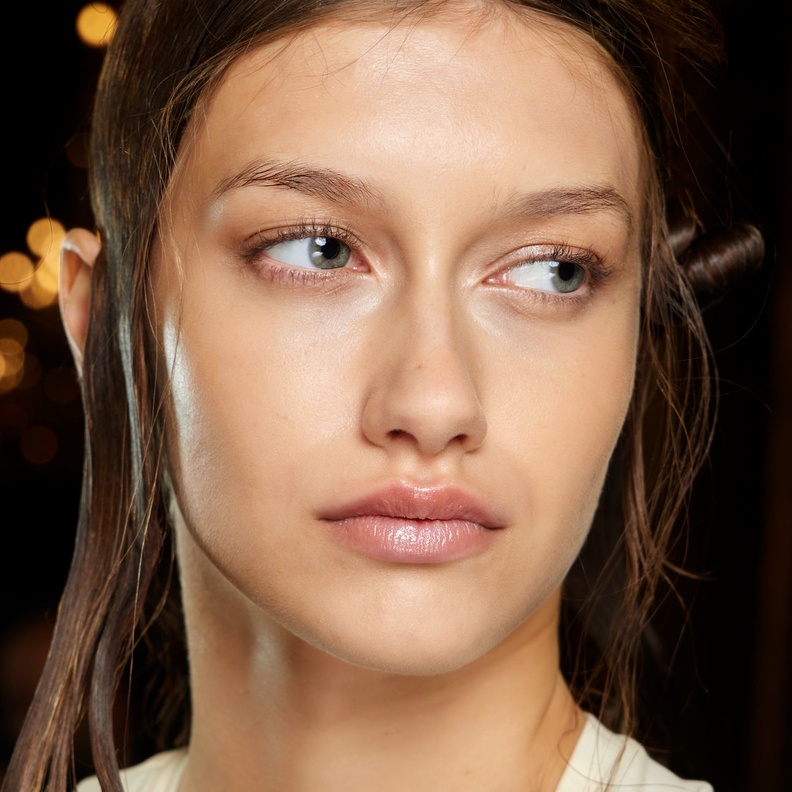 ألوان أحمر شفاه ناعمة تناسب إطلالة المرأة الرياضية ونصائح لتطبيقها  