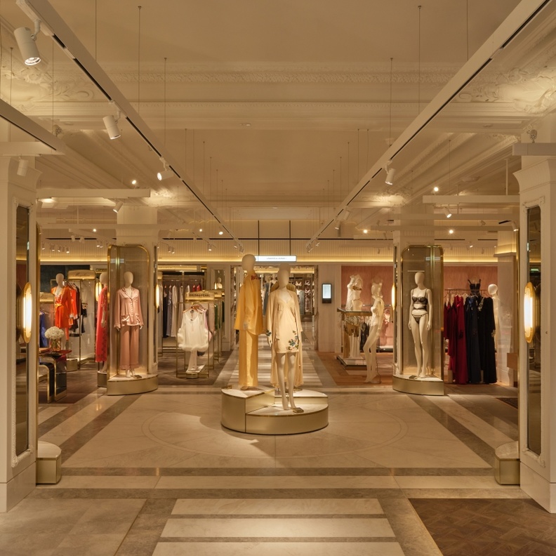 متجر "هارودز" يُزيح الستار عن قسم "الأزياء الداخلية وملابس الاستجمام"