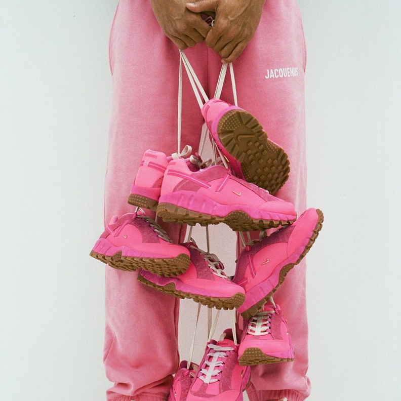 سنكيرز وردي من Jacquemus&nike