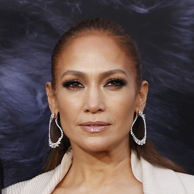 في عيد ميلادها ..اتجاهات جمالية ملهمة طبعت إطلالات جنيفير لوبيز هذا العام