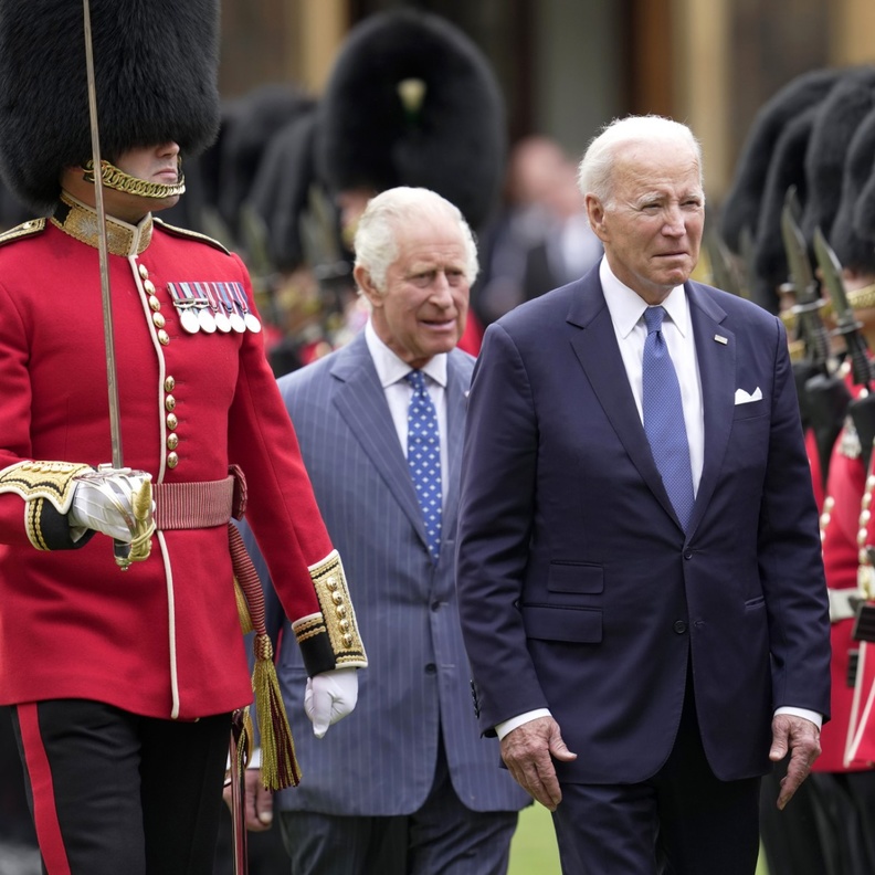 كيف كسر جو بايدن البروتوكول الملكي مرتين خلال مقابلته بالملك تشارلز الثالث؟