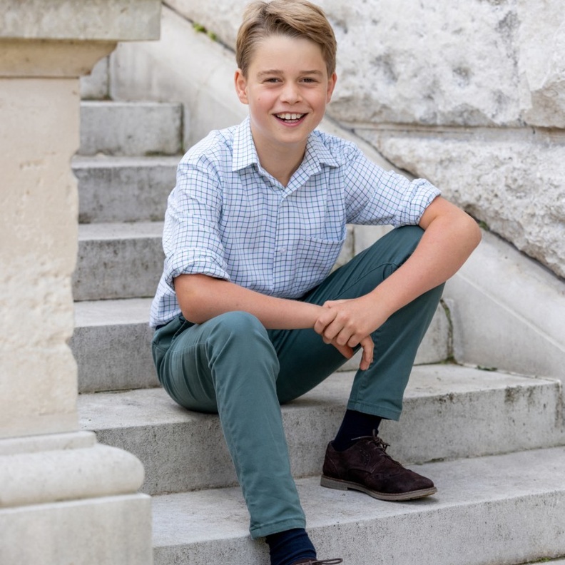 هل يشبه الأمير جورج والده الأمير ويليام ولي عهد بريطانيا؟