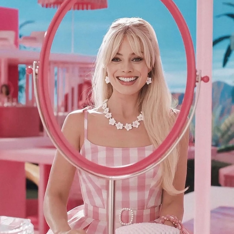 margot robbie بإطلالات مستوحاة من باربي
