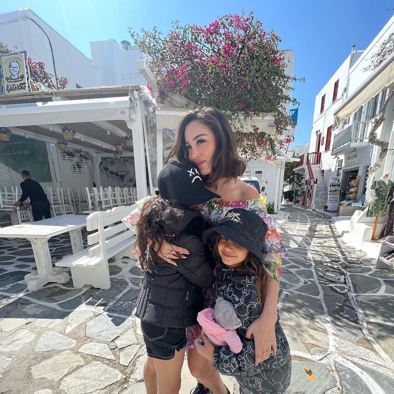 بسمة بوسيل وأبنائها في اليونان