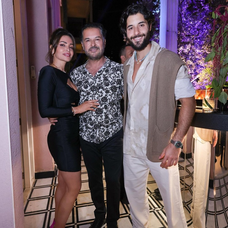 جيهان علامة بإطلالات أنيقة متفردة برفقة عائلتها ..شاهدوا أزيائهم التي جعلتهم حديث الجمهور