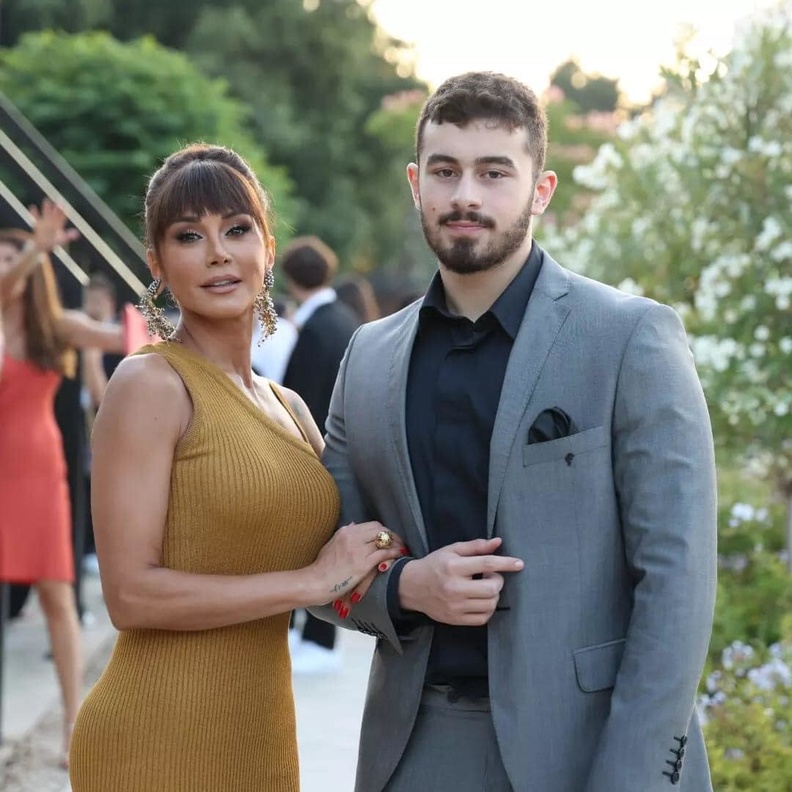 كاريس بشار تحتفل بتخرج نجلها