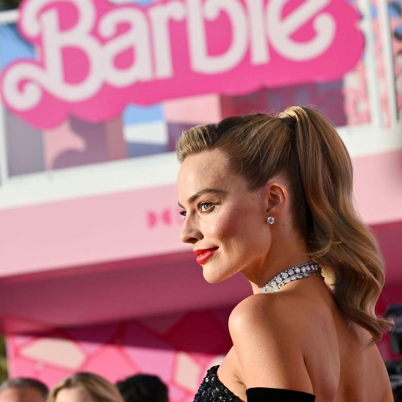 Margot Robbie بإطلالة باللّون الأسود
