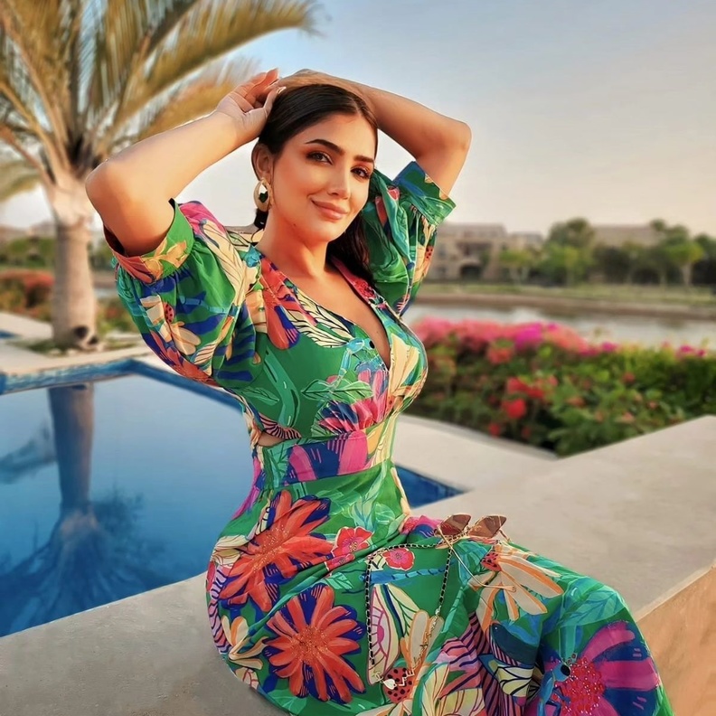 الألوان القوية الزاهية تجمع النجمات في أحدث اطلالاتهن الصيفية.. أزياء ملهمة تناسب المرأة العصرية
