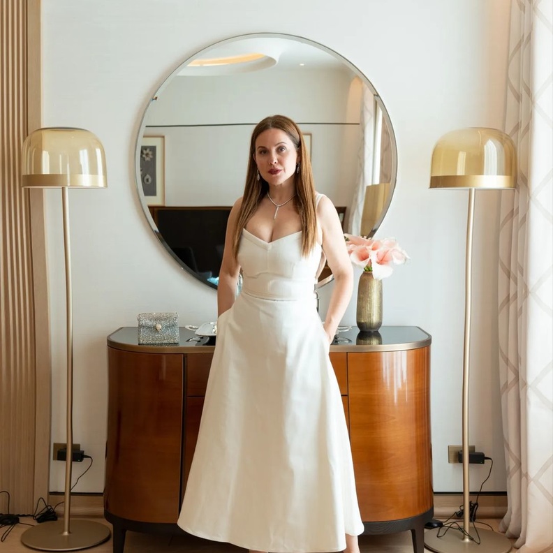 الأبيض اللون المفضل لـ ريا أبي راشد في الصيف