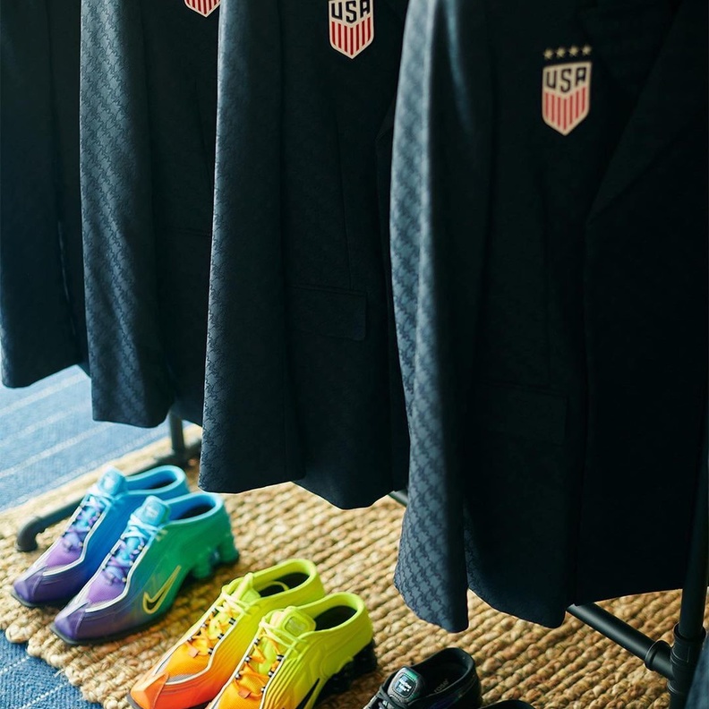 كرة القدم النسائية تلفت انتباه أكبر أسماء الموضة في العالم 