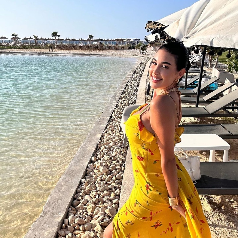 الفساتين الملونة الكاجوال تجمع النجمات في إجازة الصيف هذا الأسبوع..استوحي منهن