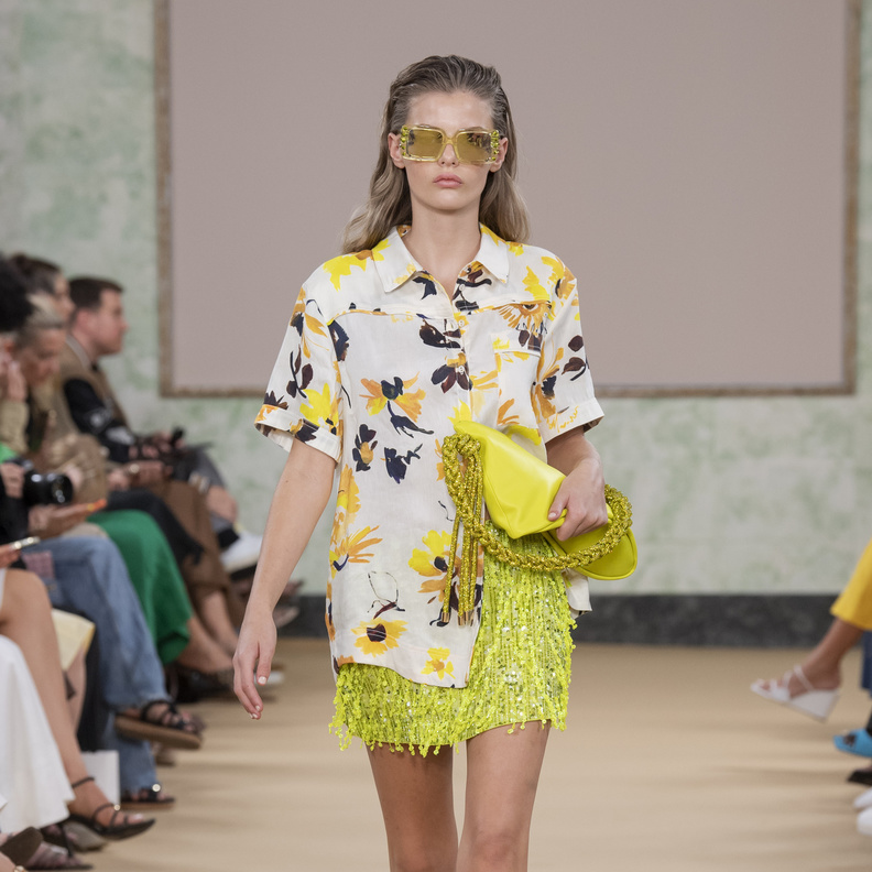 صيحة القميص الملون لا غنى عنها في الصيف