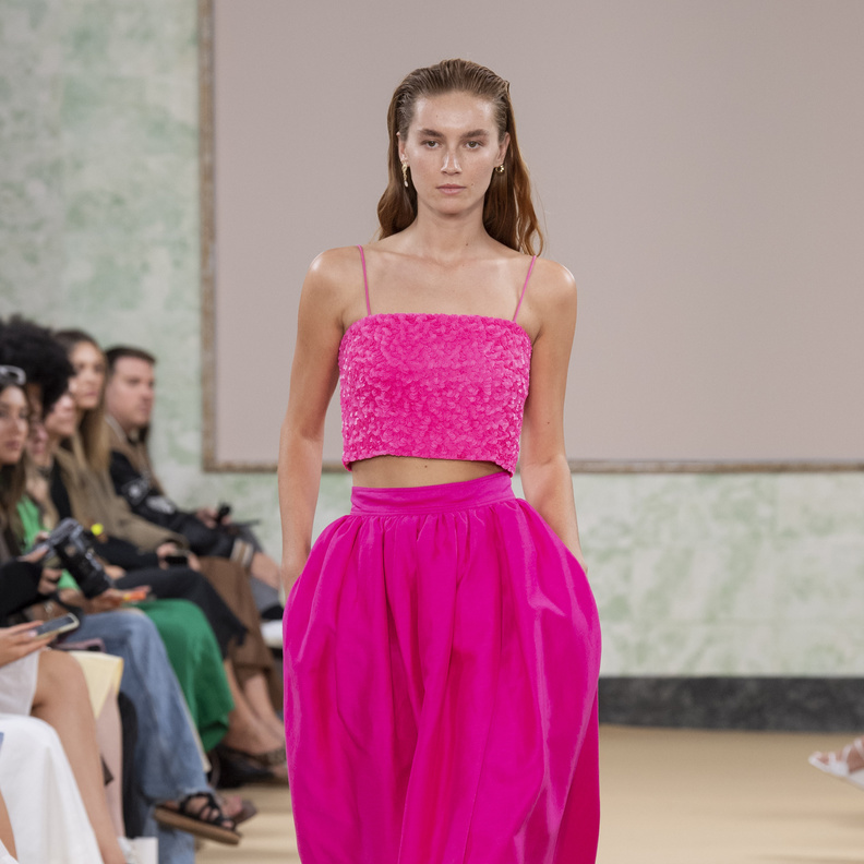 طرق غير تقليدية لتنسيق تنانير الفوشيا في إطلالاتك الصيفية 