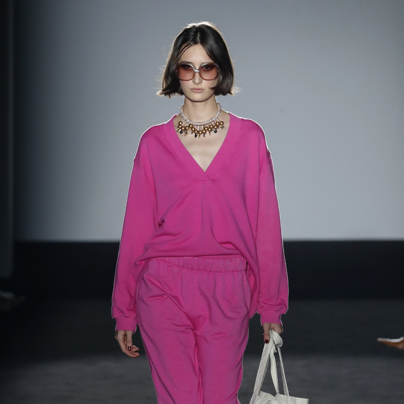 بناطيل الفوشيا صيحات لن نملّ من اعتمادها بأسلوب رياضي   