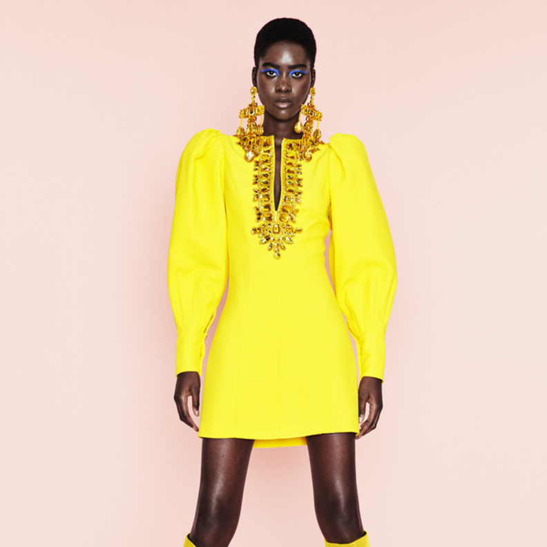 إطلالة نارية بالأصفر من Andrew Gn