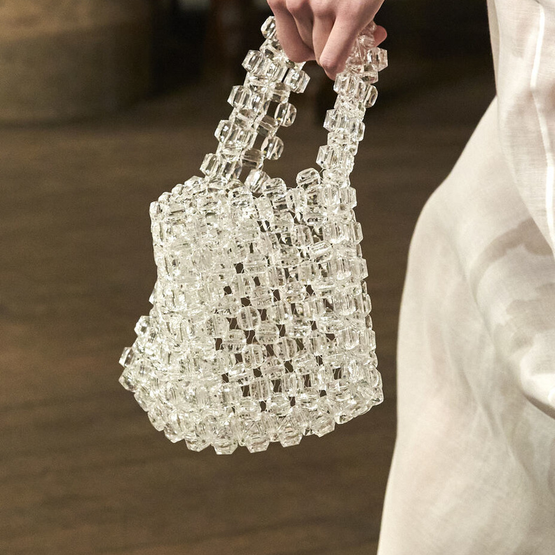 حقائب اليد الشفافة جرأة وتميّز في الصيف