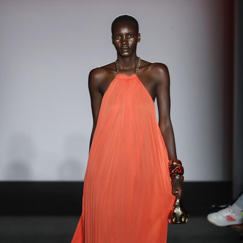 إطلالة ساحرة بفستان برتقالي من Casademunt 