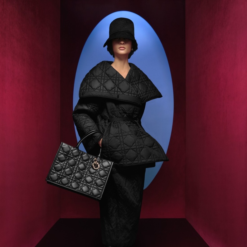 ديور DIOR تجسّد الأناقة الباريسية مع ثلاث شخصيّات استثنائيّات بمجموعة الألبسة الجاهزة لموسم خريف وشتاء 2023-2024 