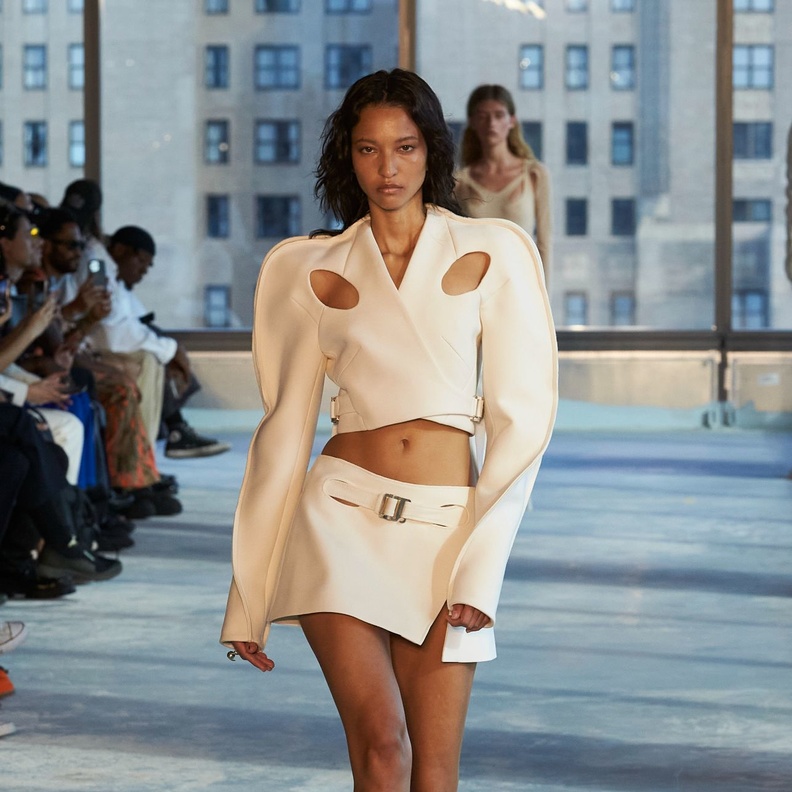 البدلة التنورة صيحة لا يجب أن تفوتك هذا الصيف