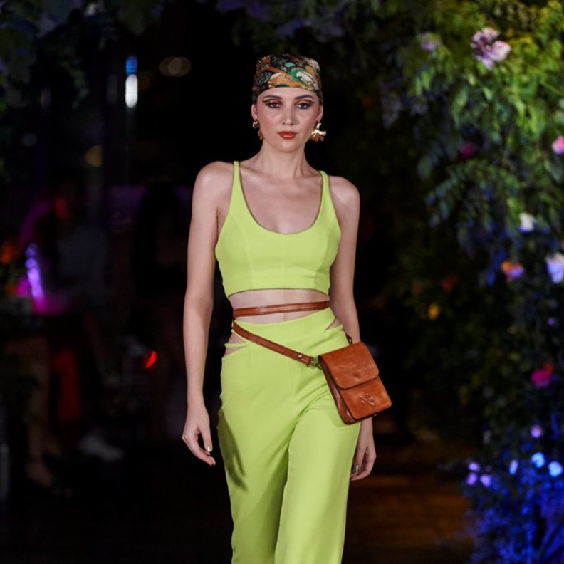 حقيبة خصر باللون البني ومصنوعة من جلد في عرض Dur Doux