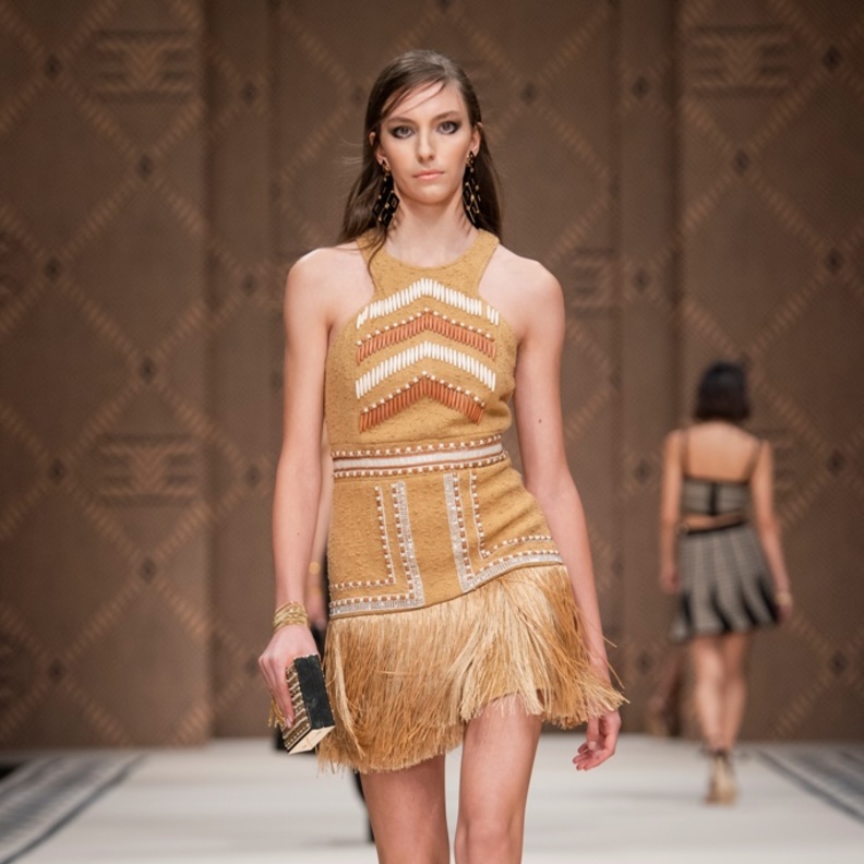 تنورة قصيرة باللونين البيج والبني