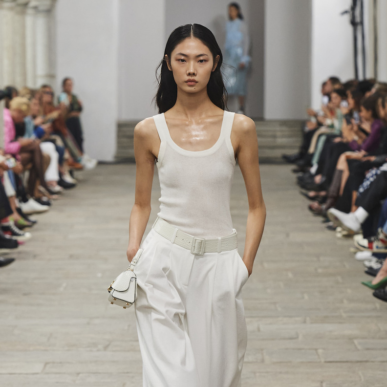 القميص القطني من قطعة رياضية بسيطة إلى واحدة من أساسيات الموضة الحديثة