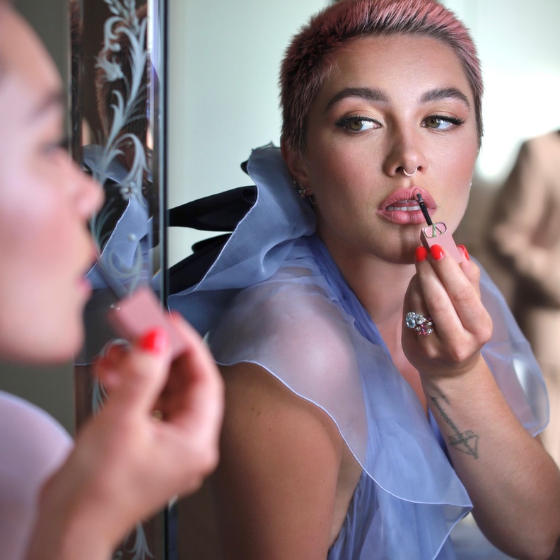 إطلالة مكياج فلورنس بيو بلمسات أليكس بابسكي  في عرض أزياء فالنتينو للهوت كوتور لموسم خريف وشتاء ٢٠٢٣/٢٠٢٤    