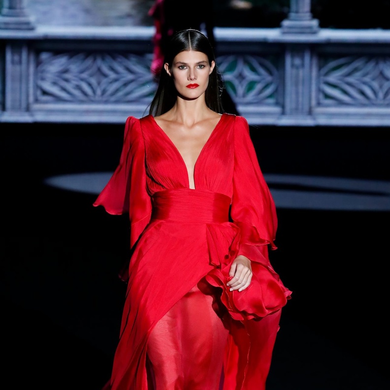 فستان أحمر خيارك الصحيح لحفلات صيف 2023