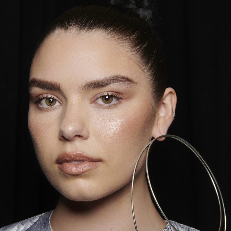 تألقي بمكياج صيفي برونزي بالخطوات مع مستحضرات تجميل نباتية