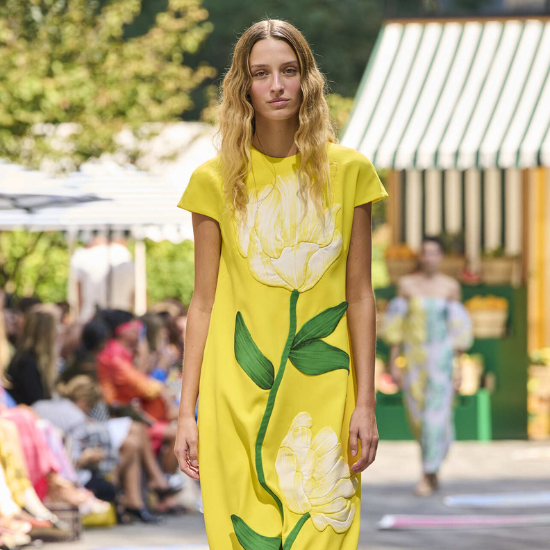 فساتين عصرية باللون الأصفر مع النقشات الملفتة