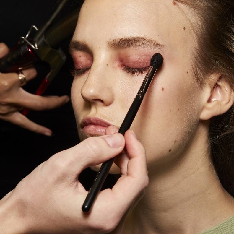 أخطاء تجنبيها في مكياجك .. تفاصيل وخطوات مهمة لمكياج ناجح