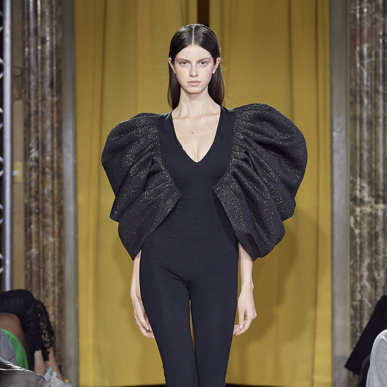 الجمبسوت الأسود يجعلك أكثر تألقاً في سهرات الصيف