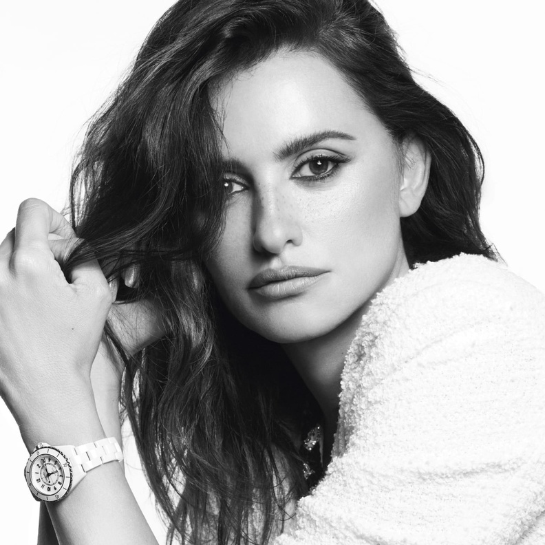 بينيلوبي كروز، سفيرة شانيل CHANEL، ترتدي J12 عيار 12.2 33 ملم باللون الأبيض.