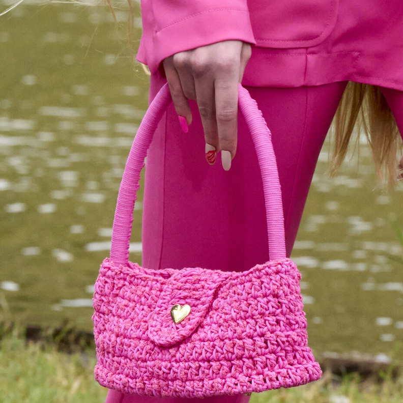 حقائب الكروشيه الملونة في صيف 2023