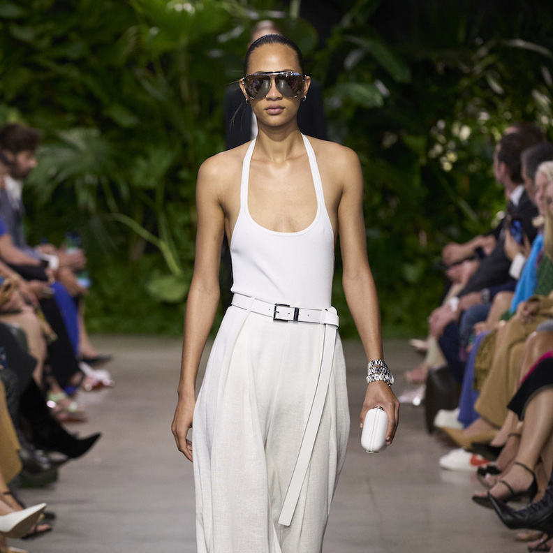 البنطلون العريض: خيارك الأول لاطلالة أكثر راحة وعملية 