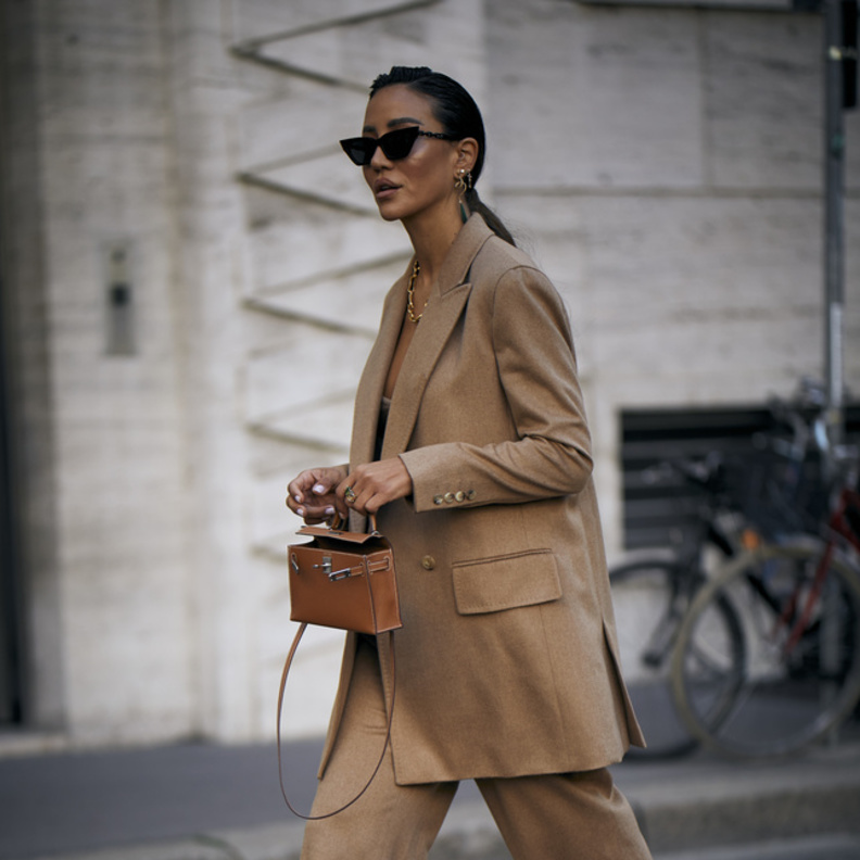 إطلالة باللّون البيج من Street style