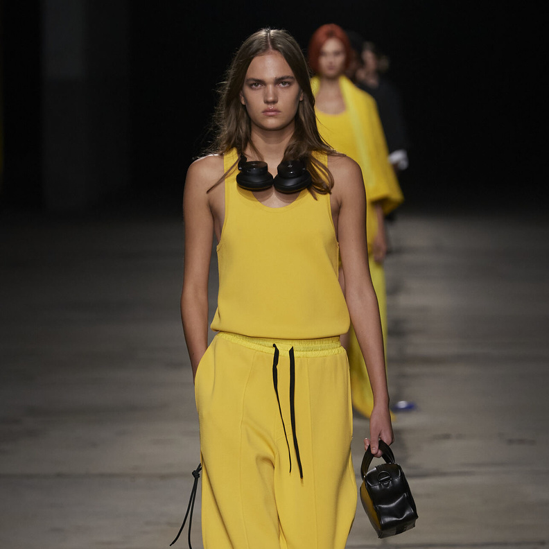 بناطيل رياضية مريحة في إطلالات الصيف