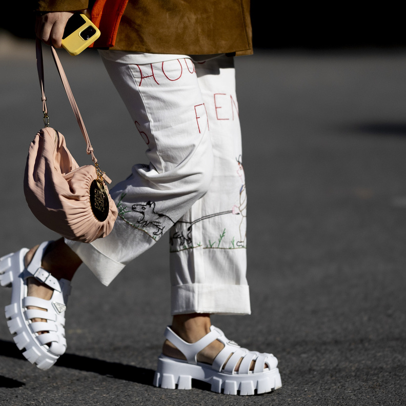 أحذية الصيف متنوعة ولافتة