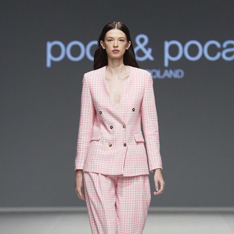 بدلات الكارو تعود الى واجهة الموضة في صيف 2023