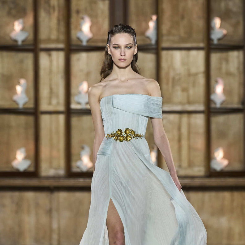 فساتين سهرة مع الشق الجانبي خلال السهرات