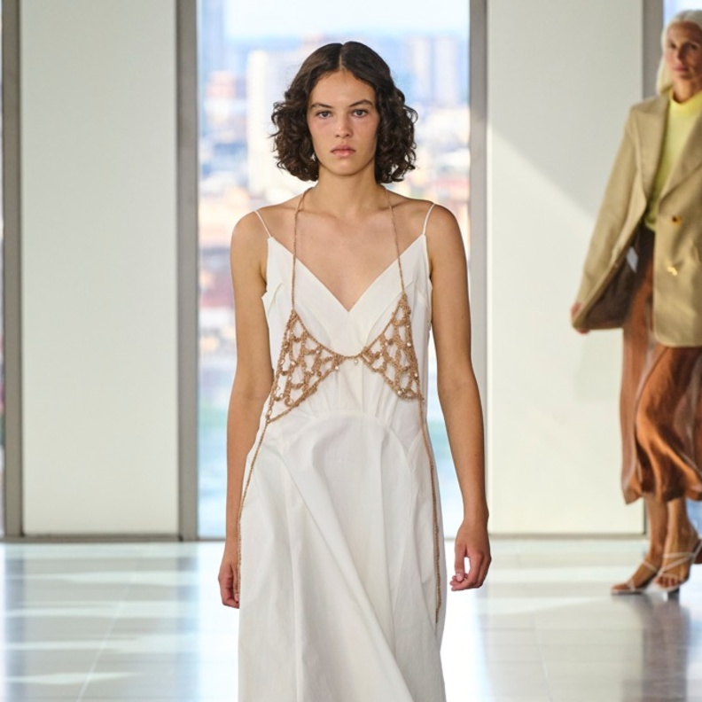 سافري إلى إيبيزا بهذه الإطلالات الصيفية المرحة 