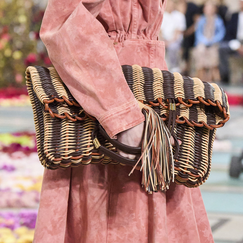 حقائب الكلاتش الكبيرة في عطلة الصيف