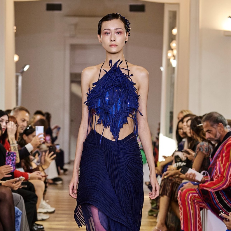 الفستان الريش لحفلات الصيف... استعدي للظهور بإطلالة جذابة ومميزة!