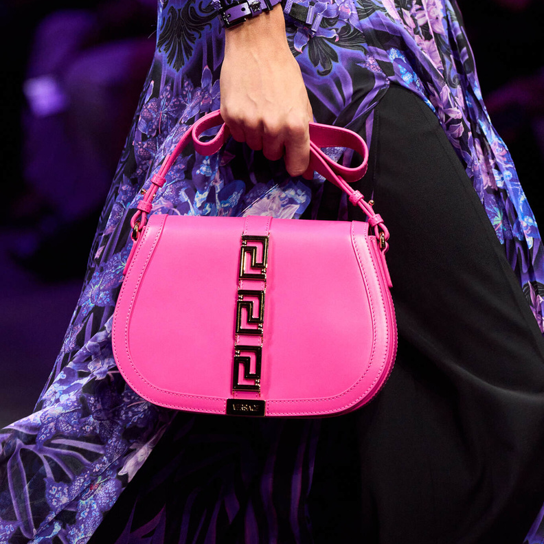 موديلات حقائب عصرية باللون الزهري